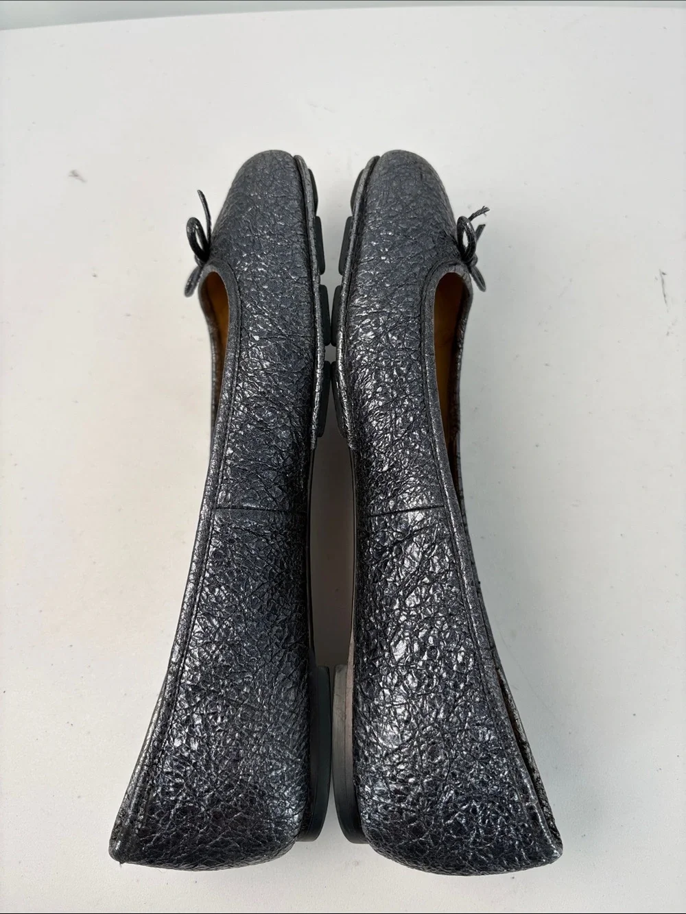 🥡 Tory Burch crinkle leather Charcoal Metallic Ballet Flats with Bow Accent